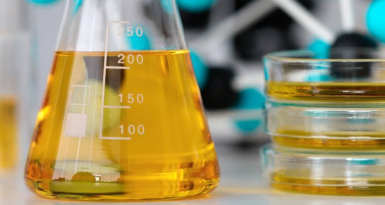 Matraz de laboratorio con aceite base re-refinado